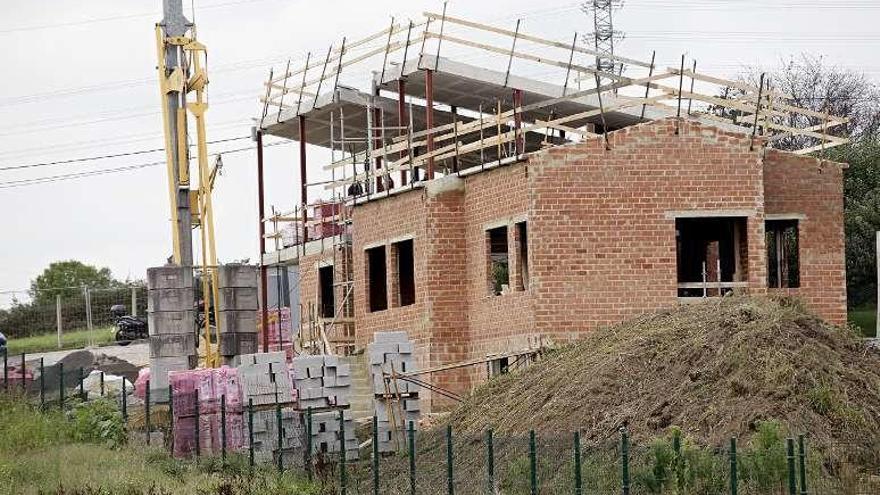 El chalé en construcción en Granda donde falleció el obrero.