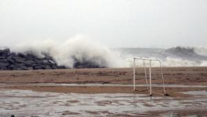 La playa de Mataró, engullida por las olas del temporal.