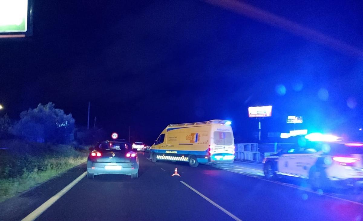 La ambulancia, en el lugar en el que se produjo el accidente, antes de la confluencia con Alfonso Molina.