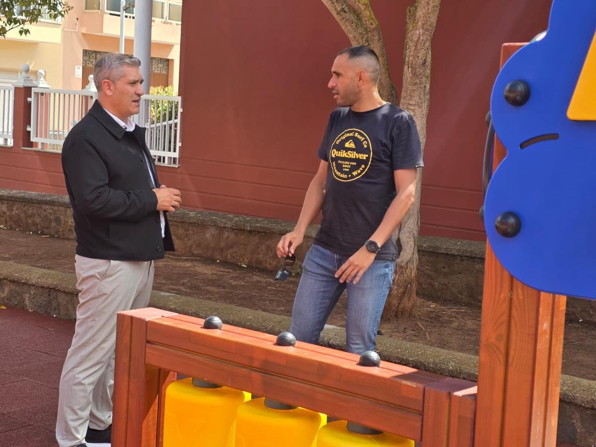 El concejal Fran Hernández visita el parque una vez concluida la renovación.