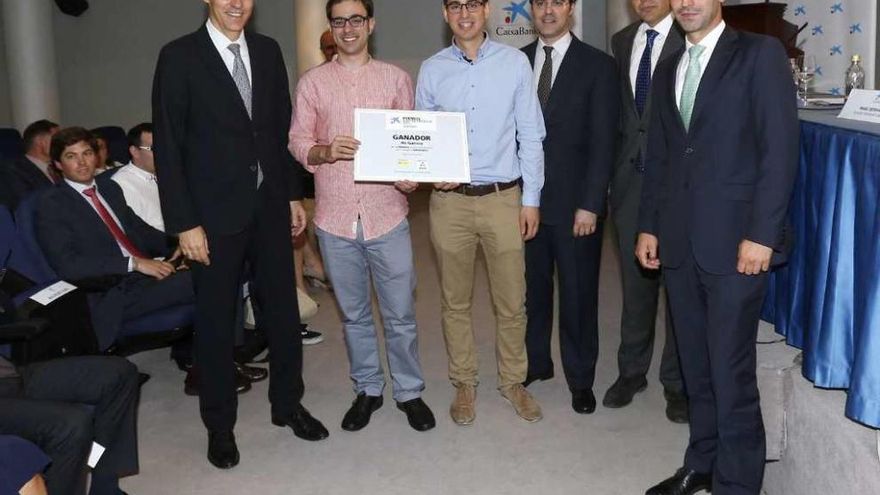 Álvarez (tercero por la izda.) con sus compañeros, el conselleiro y el delegado de La Caixa (segundo por la dcha.). // R. Grobas