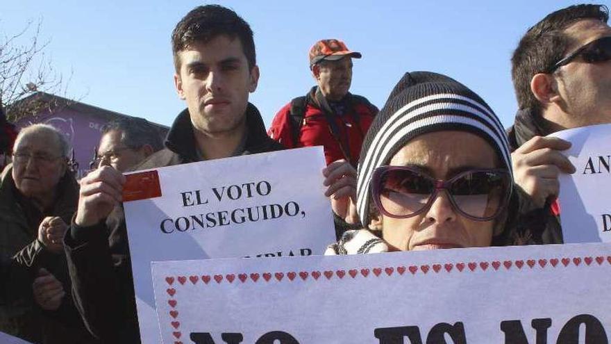 Militantes socialistas, provistos de carné, protestando contra Díaz.