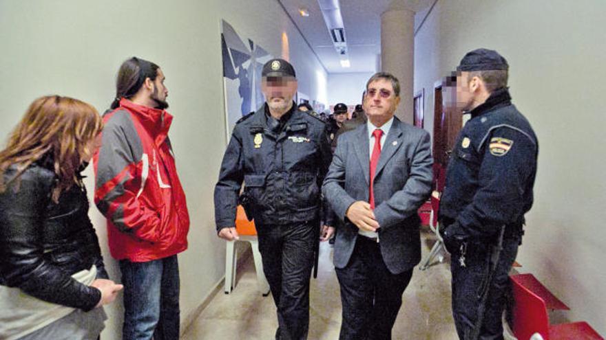 La Policía Nacional acordó con los alumnos el fin del encierro y escoltó al rector.