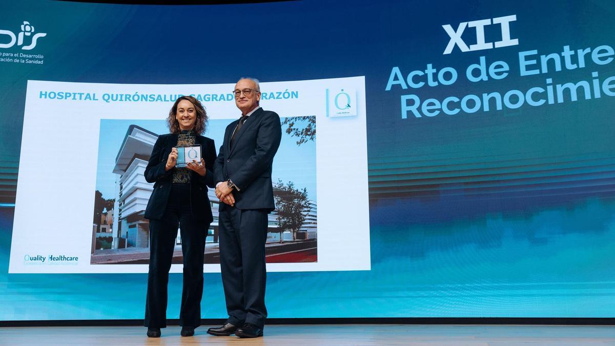 Maria Pena responsable de calidad Sagrado Corazon con reconocimiento QH durante la XI edición del Estudio RESA 2025