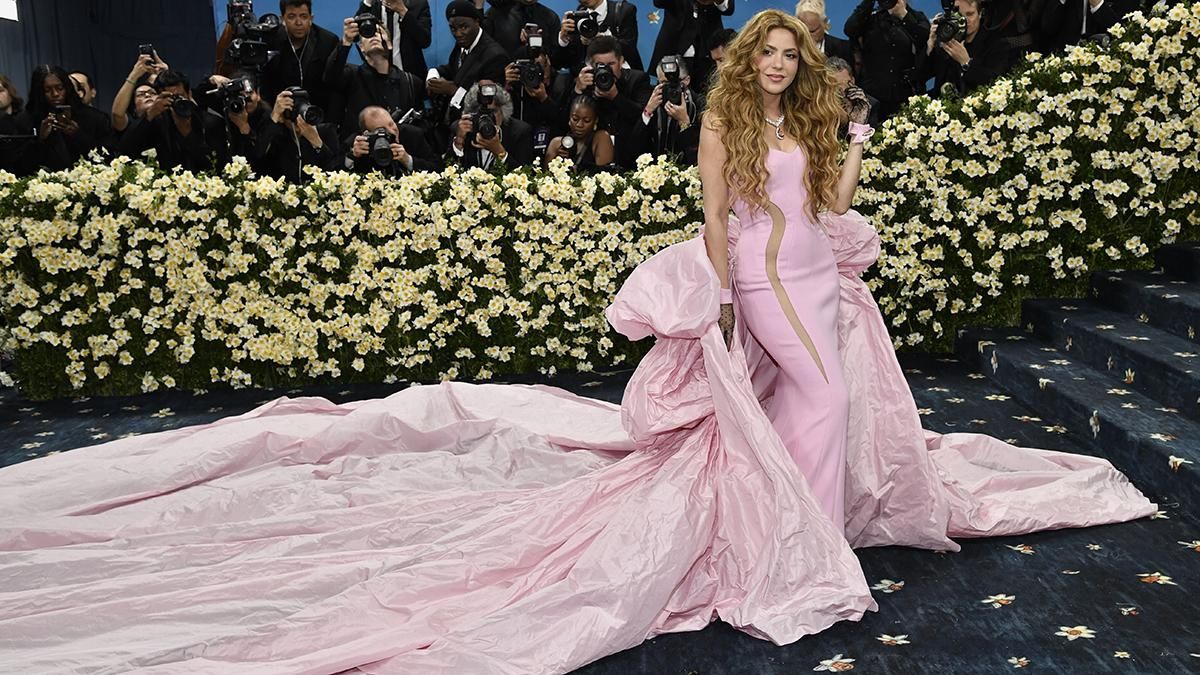 El vestido rosa Barbie con transparencias de Shakira en la MET Gala 2025 ha sido el más aplaudido por los fans