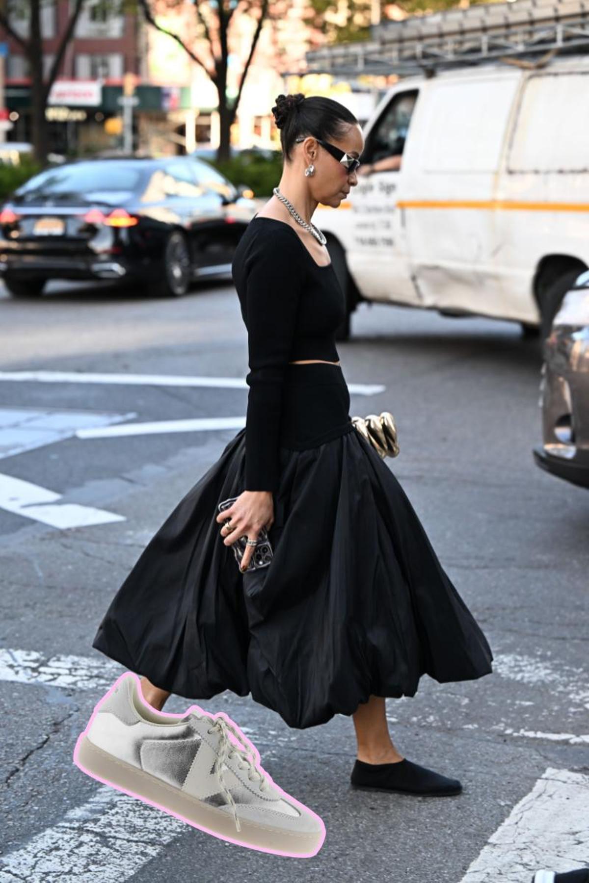 Total look negro y zapatillas metalizadas