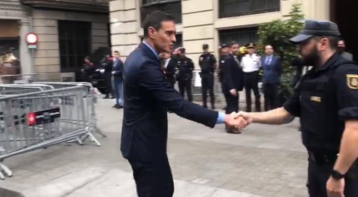 El presidente del Gobierno, Pedro Sánchez, a su llegada a Via Laietana.