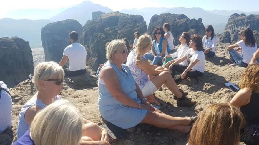 El grupo de docentes en los Monasterios de Meteora, en Grecia.