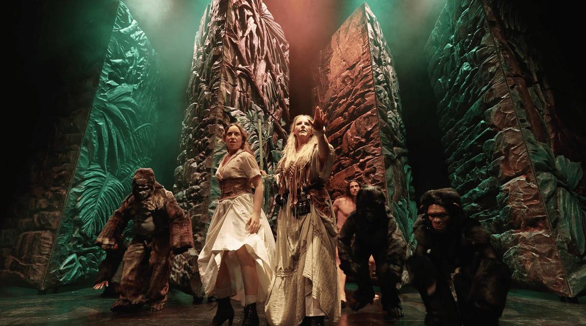 La obra tiene pinceladas de la obra original, pero también novedades