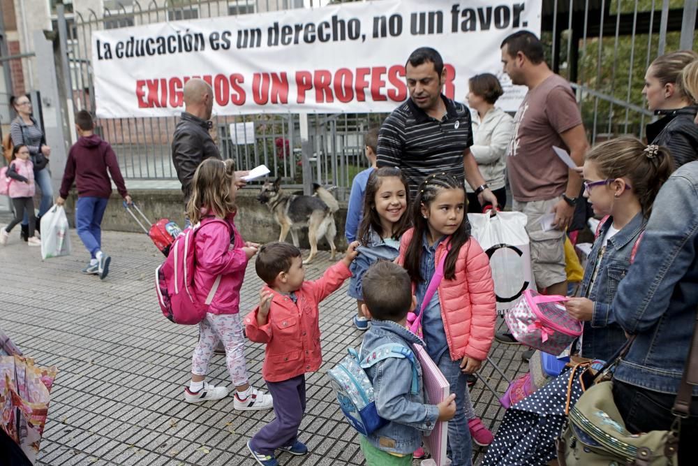 Inicio del curso con protesta de familias en el colegio Evaristo Valle del Polígono de Pumarín (Gijón)