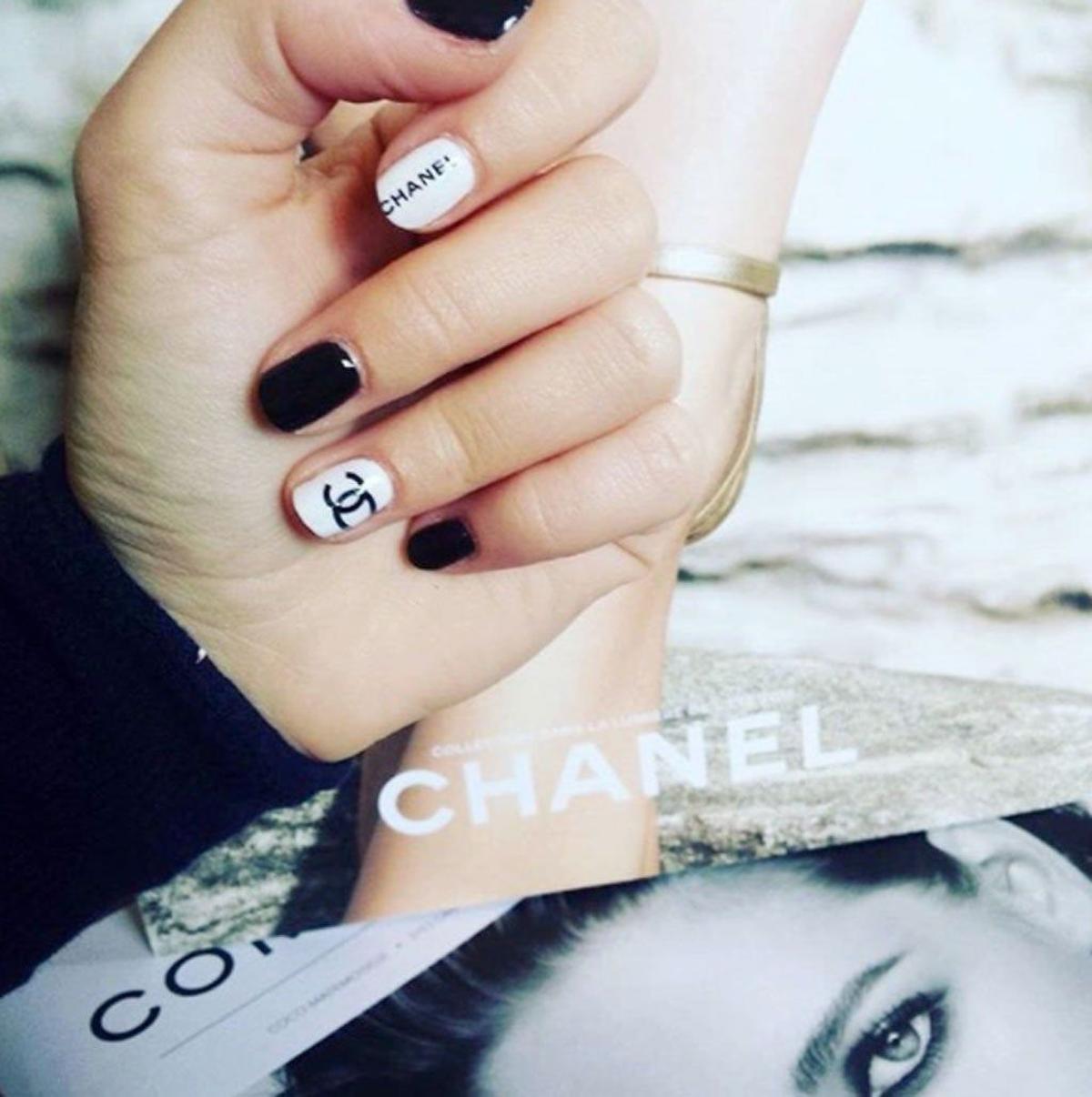 Uñas con logo de Chanel