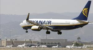 Un avió de Ryanair al Prat.