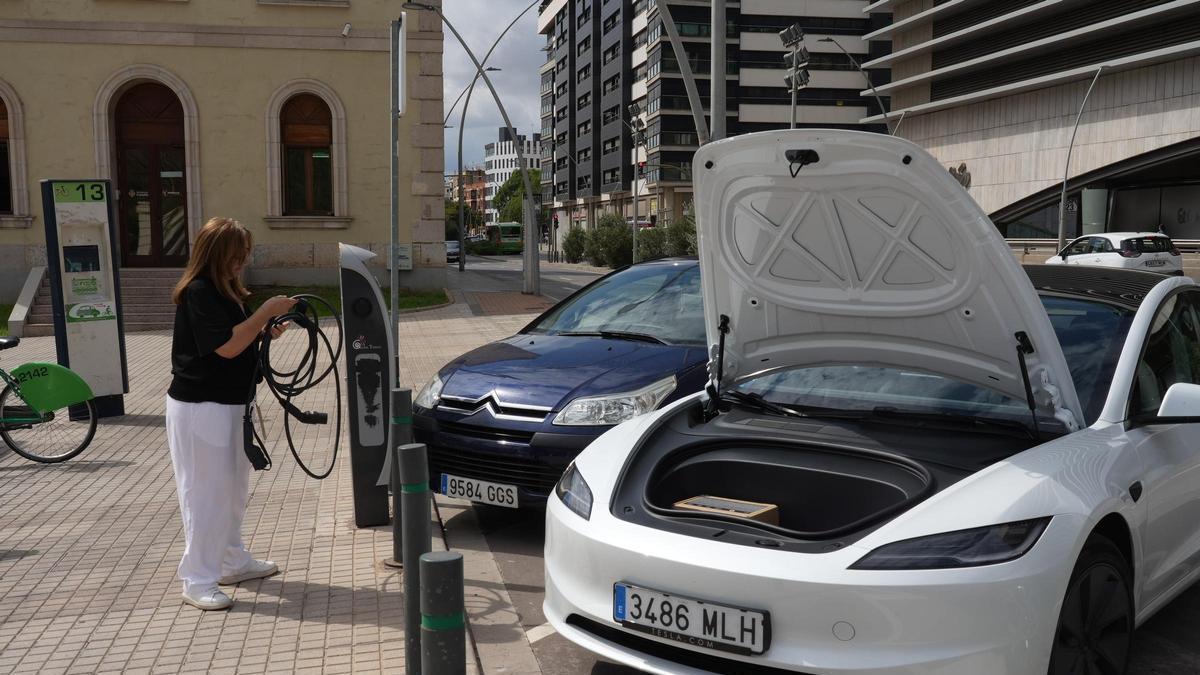 Uno de los puntos de recarga de automóviles eléctricos con los que cuenta Castelló.