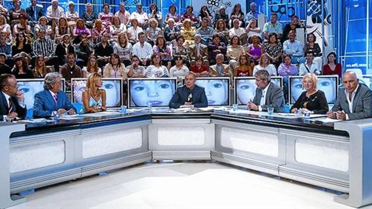 Una imagen del programa 'La noria', con Jordi González sentado en el centro de la mesa de colaboradores.