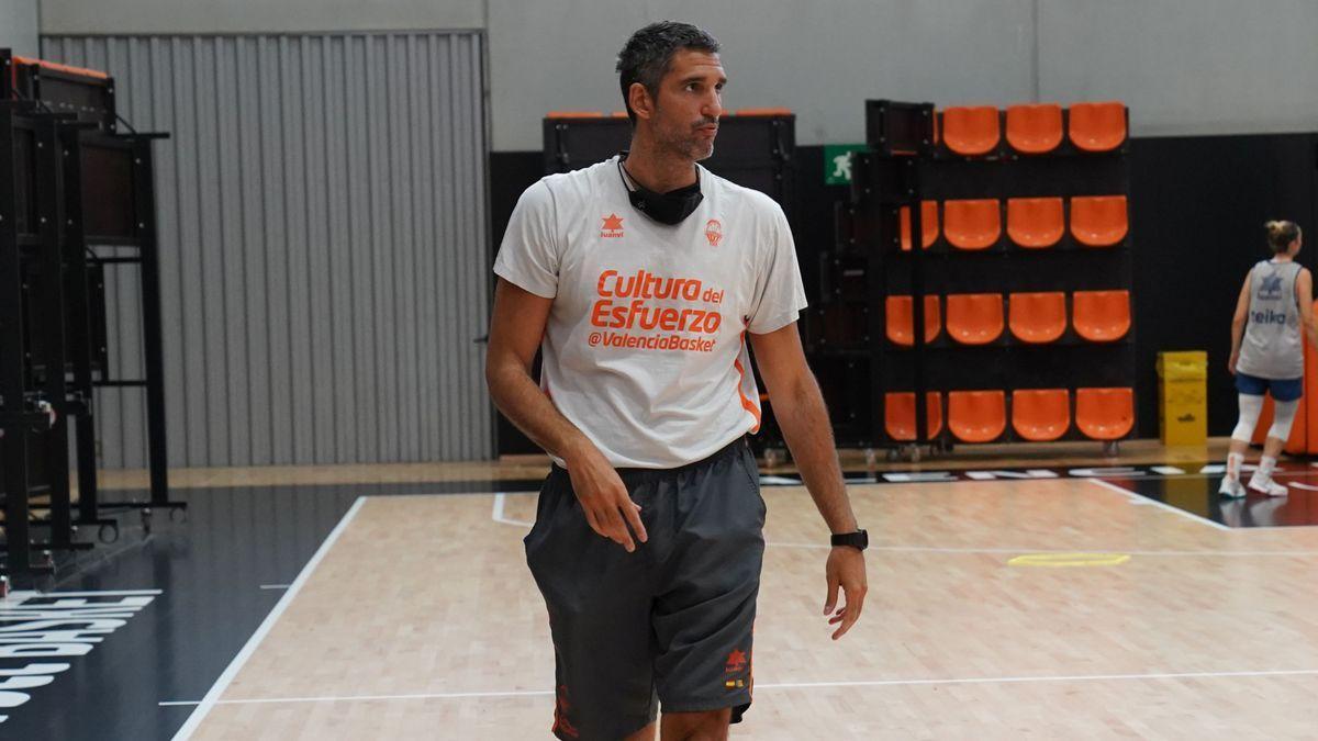 Rubén Burgos, entrenador del Valencia Basket, que se ha entrenado este mediodía con vistas al choque de este jueves en La Fonteta