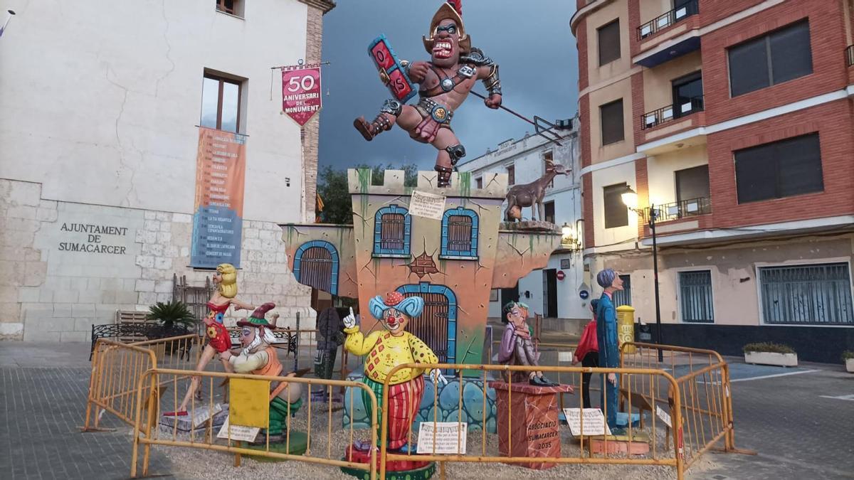 El Monument de la Joventut que ya preside la plaza de Sumacàrcer.