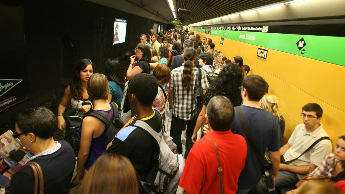 Andén de la estación Sants Estació de la L3 del metro de Barcelona, en una fotografía de archivo