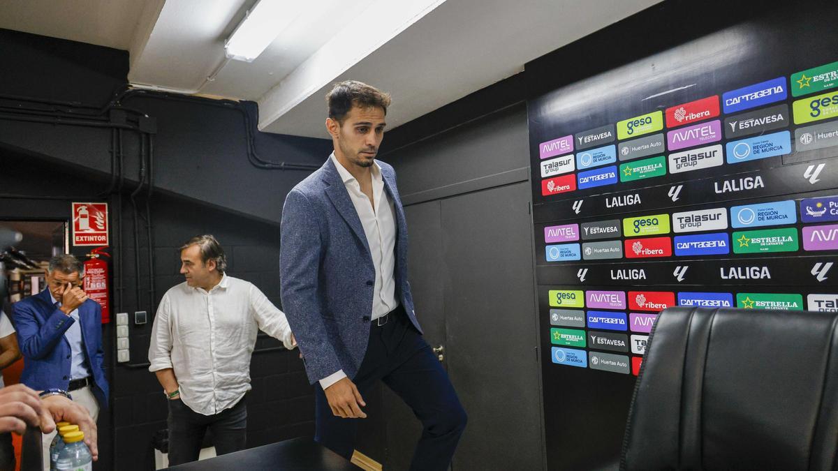 Javi Hernández, en un segundo plano, durante la rueda de prensa de presentación de Arribas.