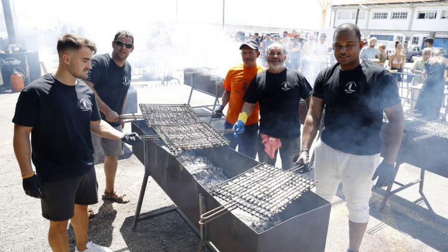 Una multitudinaria sardiñada popular inicia 6 días de fiestas de San Roque en Portonovo