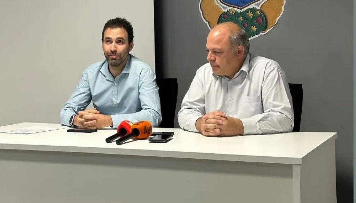 El futuro alcalde socialista Mario Sánchez y el líder del PRyA, Joaquín González.