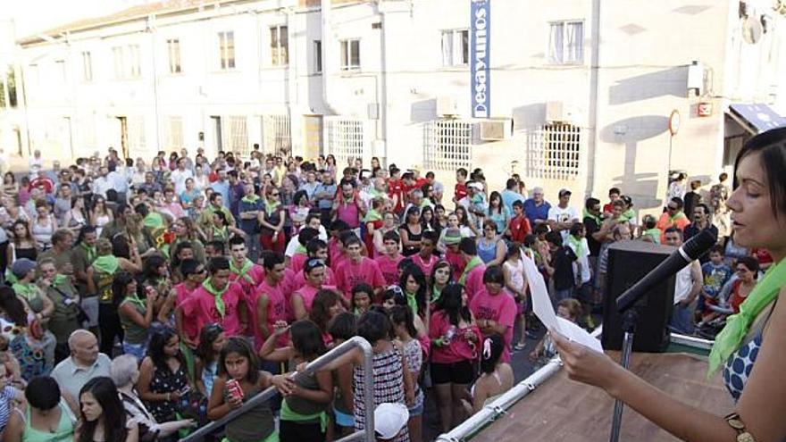 Momento del pregón que anunció el inicio de las fiestas, ayer.