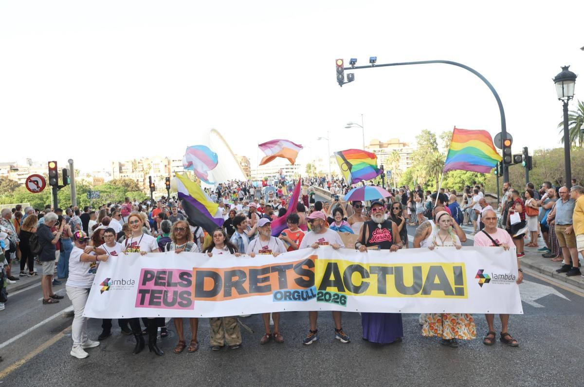 Lema y pancarta principal del colectivo Lambda que ha marchado por la ciudad.