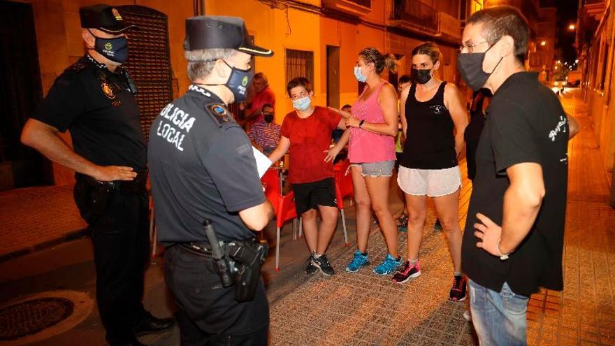 Agentes de la Policía Local de Burriana, durante los controles nocturnos a peñas durante estas fiestas de la Misericòrdia.