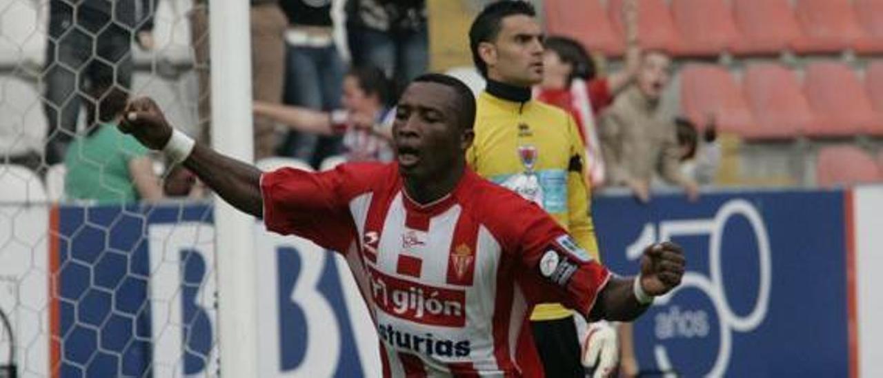 Congo celebra su gol al Numancia, ante Juan Pablo. | Marcos León