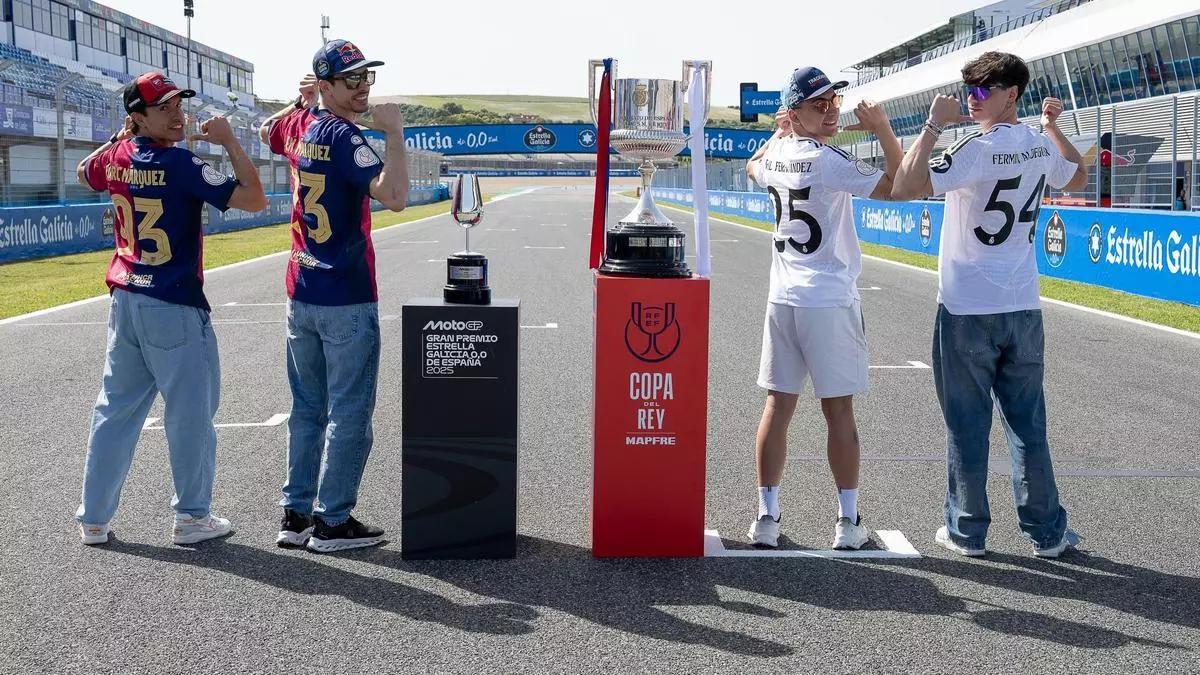 Marc y Álex Márquez vestidos del FC Barcelona y Raúl Fernández y Fermín Aldeguer con la zamarra del Real Madrid