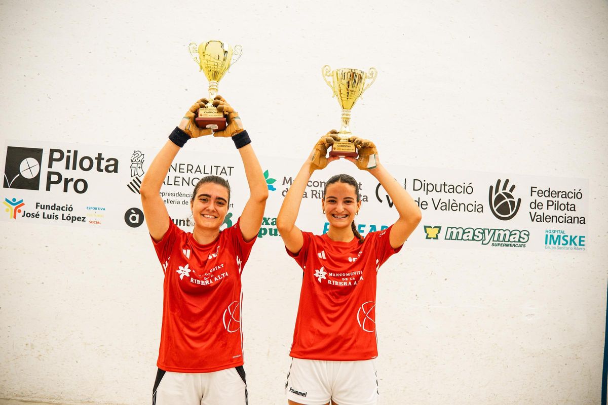 Ana i Júlia, després de guanyar la final.