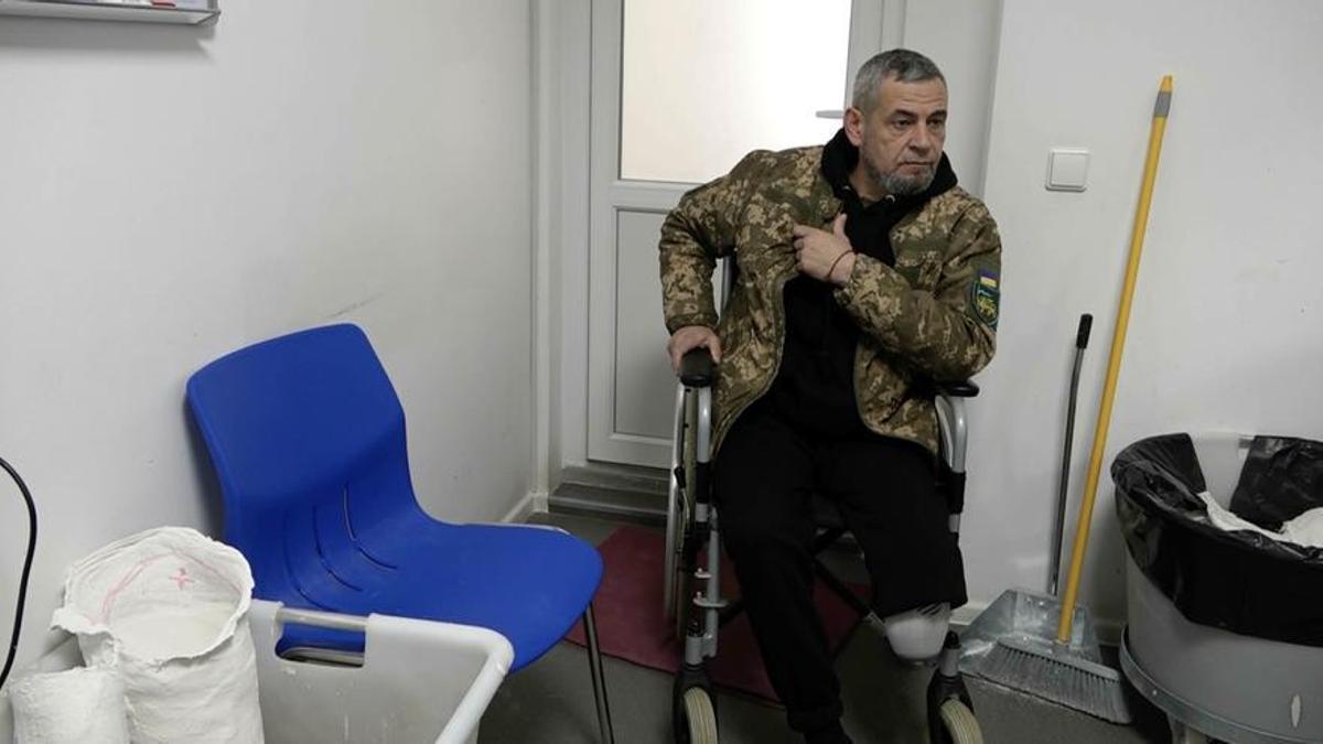 Igor Bolney, mutilado en la guerra de Ucrania, es atendido en el hospital público de Lviv.