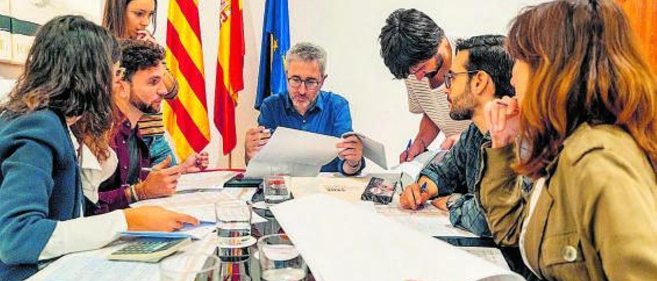 El conseller Arcadi España, el pasado domingo ultimando los presupuestos con su equipo. | LEVANTE-EMV