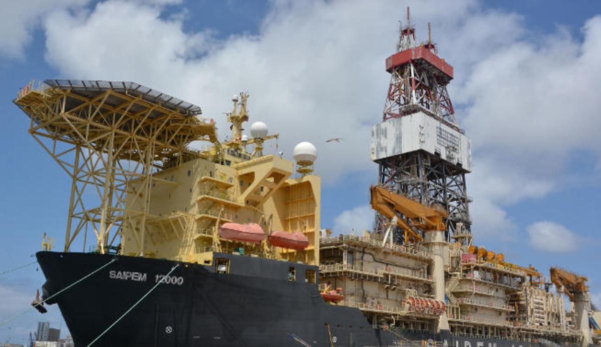El 'Saipem 12000' refuerza su estructura en el Puerto de La Luz