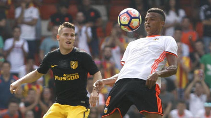 Santos, durante un partido con el Valencia.