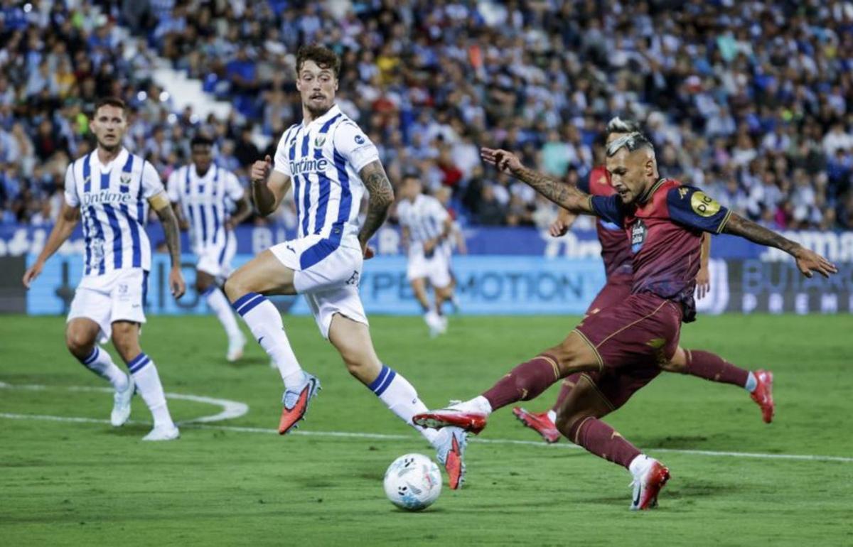 Stoichkov remata con la zurda durante el partido ante el Leganés.
