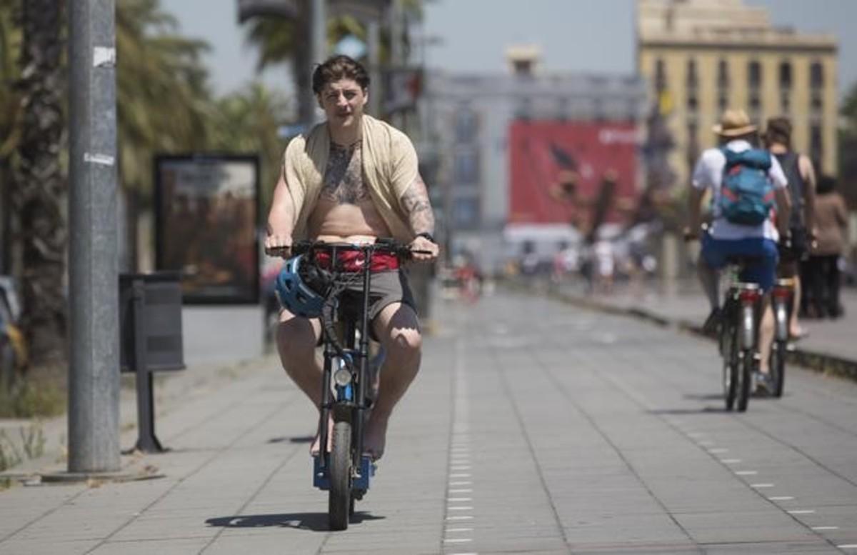 Un hombre circula por el muelle de la Fusta con un patinete eléctrico, este jueves. Un hombre circula por el muelle de la Fusta con un patinete eléctrico, este jueves.