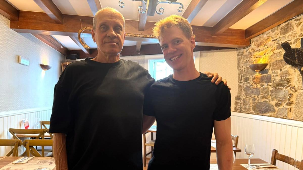 Thales Valeriani (padre) y Thales Graña (hijo), en el interior del histórico restaurante que dirigen en Santiago de Compostela.