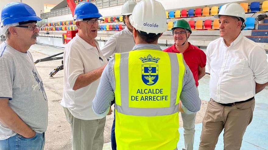 Lo último en moda para los alcaldes en Canarias: el chaleco personalizado para las visitas a las obras