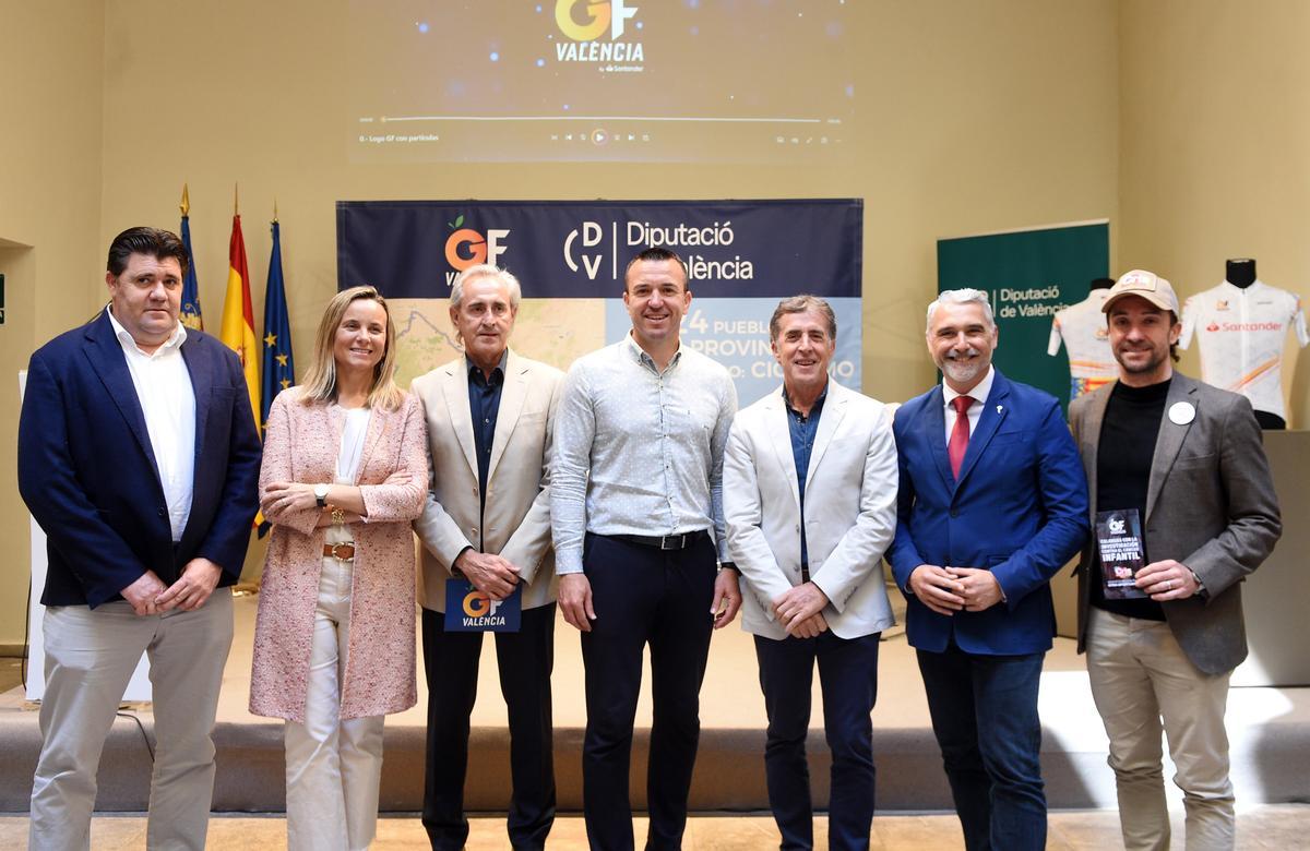 Autoridades y protagonistas, en la presentación del Gran Fondo de València.