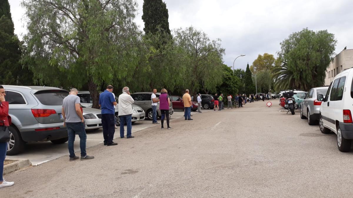 Colas de acceso a la oficina de la ITV.