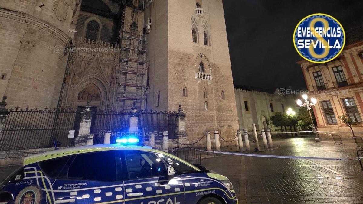 El viento tira una de las azucenas de la Giralda de Sevilla