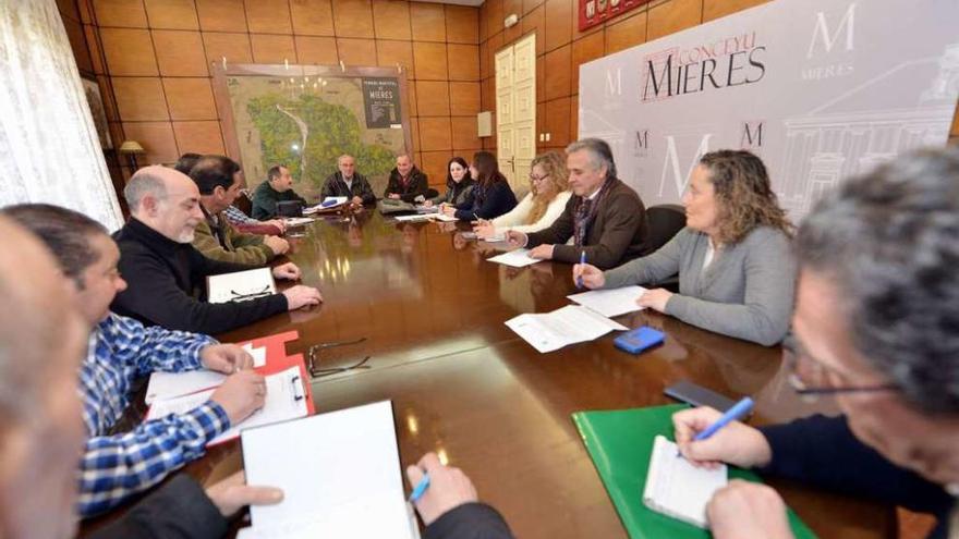 Concejales de la oposición y dirigentes vecinales, ayer, en el Ayuntamiento de Mieres.