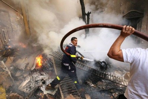 Los bomberos tratan de apagar un fuego en  Beirut