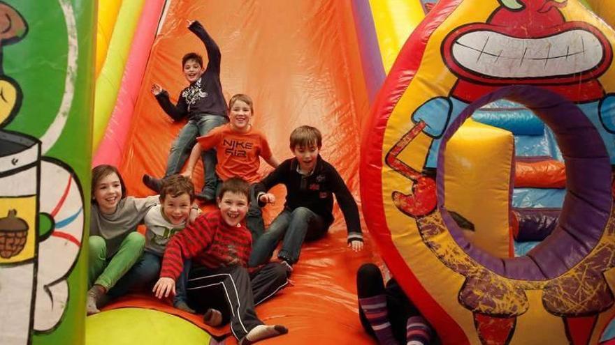 Un grupo de niños, en una de las atracciones hinchables.