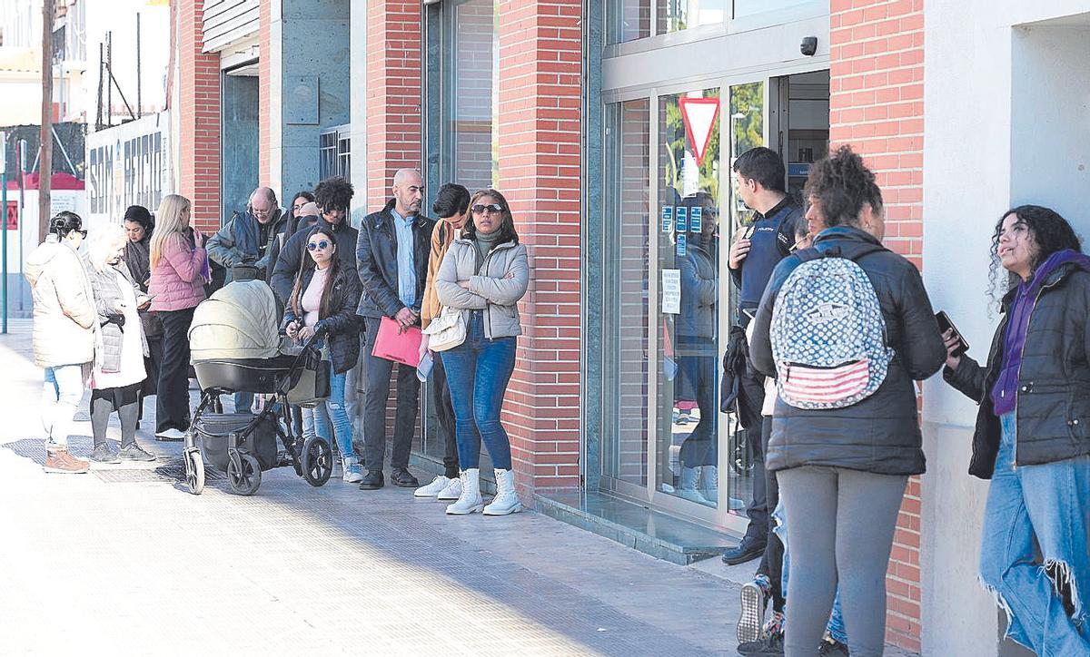 Fila de personas esperando para poder entrar a la Oficina de Extranjería junto a Castalia en Castelló.