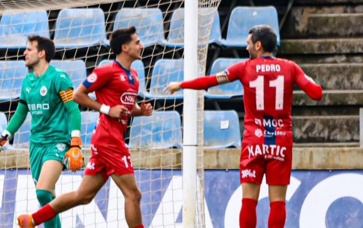 Joel Arumí i Pedro Del Campo després del gol de l'Olot