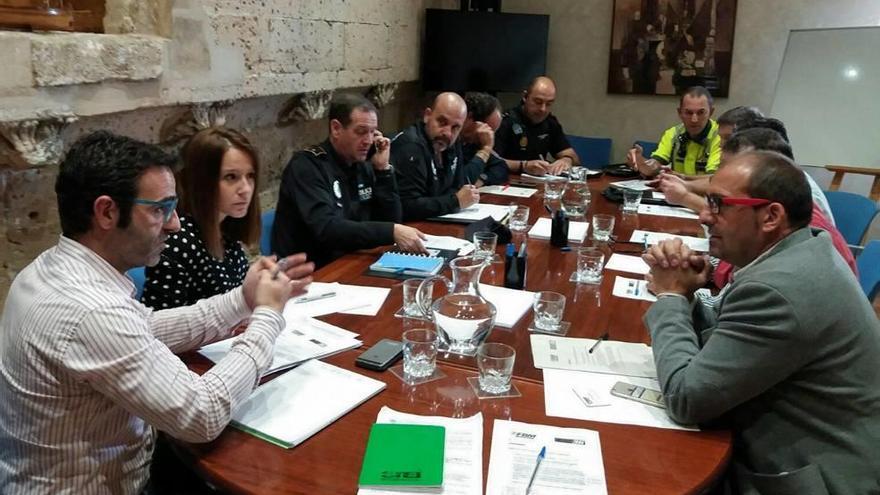 Imagen de la reunión celebrada ayer por la mañana en el Consolat para organizar los actos del sábado.