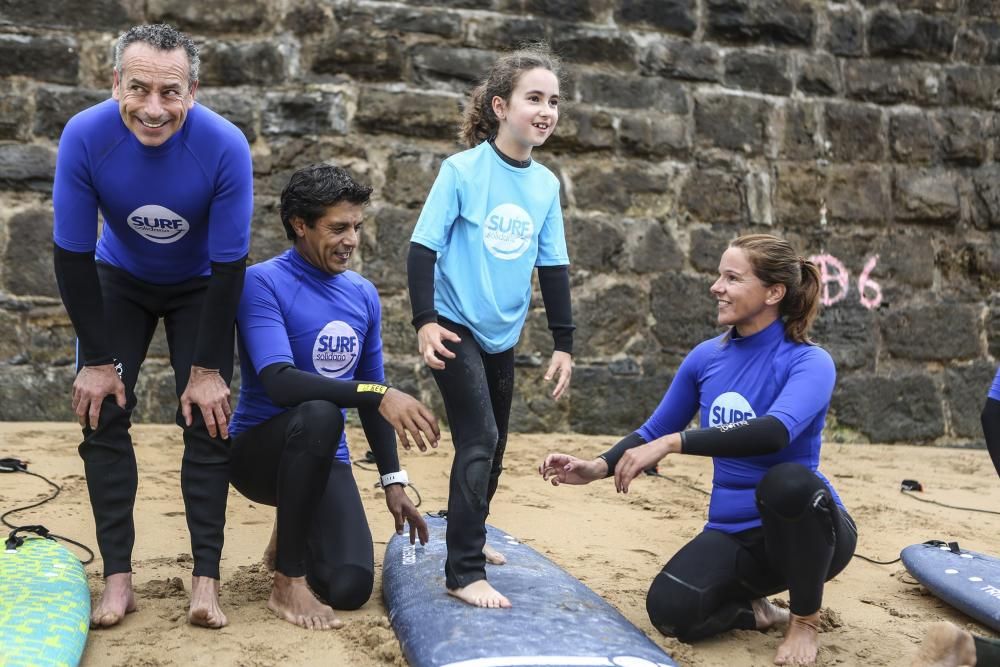 Surf solidario en la playa de San Lorenzo, Gijón