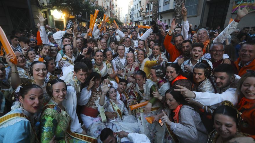 Falleros de Rodrigo celebran su triunfo.