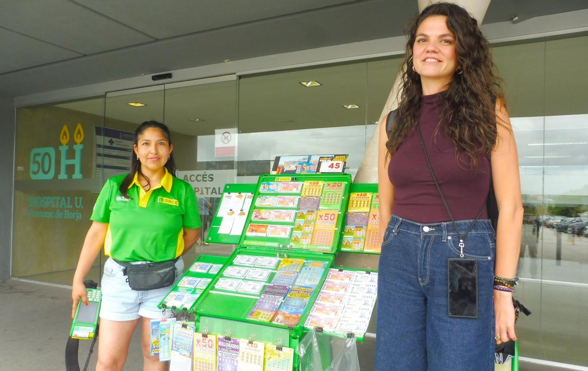 La vendedora Yuliana y la gestora comercial en la puerta principal del hospital.